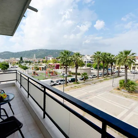 Palm Square יאליסוס